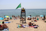 Les platges s'han omplert a causa de l'elevada temperatura del dia.