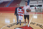 Oriol Mateu durant la presentació amb el president del CB Valls.