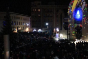 La plaça Corsini es va omplir de gent per seguir les campanades del carilló.