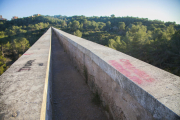 En total es poden veure tres pintades a la superfície del pont del Diable.