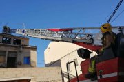 Imatge dels Bombers treballant en l'incendi de la casa a Corbera d'Ebre.