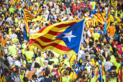 Una estelada en primer terme en un moment de la manifestació de l'11 de setembre del 2017.