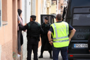 Una dona detinguda sortint d'un dels habitatges, al costat d'agents de la Guàrdia Civil, a Amposta, durant una operació contra el tràfic de drogues, aquest 12 de maig de 2016