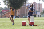 Ferran Giner, a l'esquerra de la imatge, durant un entrenament amb el Nàstic.