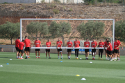 La plantilla del CF Reus, durant un dels entrenaments al complex Esportiu Futbol Salou.