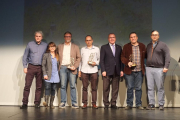 L'equip del documental 'Priorat', acompanyat per l'alcalde de Reus, en l'entrega de premis.