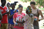 Dues de les participants del projecte durant la seva estada al Senegal.