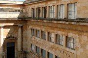 La façana de l'edifici del Museu Nacional d'Arqueologia de Tarragona de la plaça del Rei.