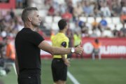 L'entrenador grana, Lluís Carreras, aprova una jugada del seu equip durant el partit del passat divendres contra el Barça.