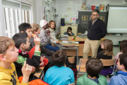 El director de l'ECIR, Daniel Villanueva, a l'aula de l'Escola Els Ganxets, aquest dimecres.