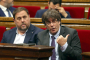 Carles Puigdemont i Oriol Junuers durant el debat parlamentari d'aquest dijous.