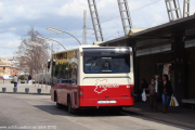 Un autocar aturat a la parada d'autobusos del Vendrell.