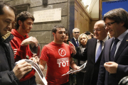 El president Puigdemont, amb l'alcalde de Reus, davant dels regidors de la CUP de Reus sostenint fotografies de Felip VI i del conseller Jané, aquest 14 de desembre de 2016