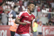 Uche, celebrando uno de los dos goles que anotó este miércoles delante de la Granada, en el Nuevo Estadio.