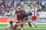 El capità Ramon Floch, en primer terme, durant un instant del partit contra l'Osca, sota la mirada dels també roig-i-negres Vítor Silva i Aritz López Garai.