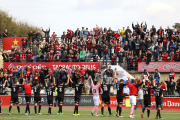 Els jugadors del CF Reus brinden a la graderia la victòria en l'anada del duel amb el Nàstic (1-0).