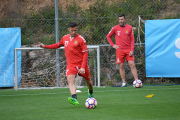 Luismi, durant un entrenament amb el Nàstic la passada setmana. Al fons de la imatge, Manolo Martínez.