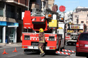 Imatge d'arxiu d'una dotació dels bombers treballant en un incendi.