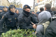 Agents dels Mossos d'Esquadra i els manifestants a l'exterior del Museu de Lleida s'enfronten davant la imminent sortida de les obres d'art cap a Sixena.