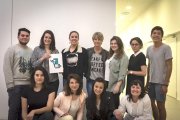 Els alumnes de l'escola d'Art i Disseny amb el logotip escollit, obra de Clara Vives.
