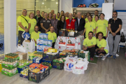 El alcalde de Vila-seca, Josep Poblet, y la concejala de Bienestar Social, Lucía Teruel, junto a los trabajadores de Urbaser con los alimentos recaudados.