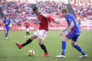 Sergio Tejera, durant una acció del Nàstic-Oviedo d'aquesta temporada, davant de Mossa, exjugador del Nàstic.