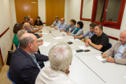 Membres de la Taula del Baixador, citats al Centre Cívic Ponent.