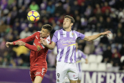 Juan Delgado, en una disputa durant el Valladolid-Nàstic d'aquest diumenge al Nuevo Zorrilla.