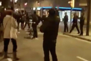 Agents de la paisà van sortir a trobar els manifestants davant la caserna de l'avinguda Madrid de Barcelona.