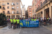 Pla obert de l'inici de la manifestació dels ciclistes a les Terres de l'Ebre amb la pancarta al capdavant. Imatge de l'11 de juny de 2017