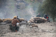 Pla obert de la recreació del darrer combat de la Batalla de l'Ebre, amb una trinxera republicana i soldats nacionals que avancen.