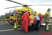 Un moment dels serveis mèdics i els Bombers procedint al trasllat del ferit amb helicòpter.