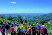 Imatge dels participants de la marxa nòrdica pels voltants de la Selva del Camp.