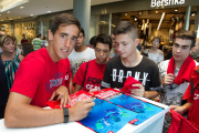 Edgar Badia signa per als aficionats alguns pòsters on apareix vestit de curt i submergit a l'aigua.