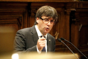 El president de la Generalitat, Carles Puigdemont, a la tribuna del Parlament, en una imatge d'arxiu.