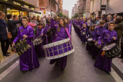 Els timbalers durant la processó de l'Amargura de Reus, a la qual assisteixen any rere any.