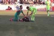 El jugador després de rebre la puntada per part del porter rival.