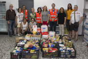 Los integrantes de la sección con los alimentos que se dieron.