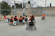 Los alumnos jugaron a baloncesto con silla de ruedas.