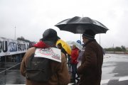 Dos manifestants a la mobilització del Perelló.