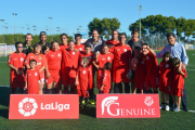 L'equip del Nàstic Genuine amb el president i l'entrenador grana.