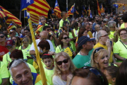 Imatge de participants a la manifestació, ja amb la samarreta fluorescent.