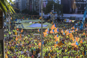 Imatge de la confluència entre el Passeig de Gràcia i el carrer Aragó, en el moment de l'arribada de pancartes.