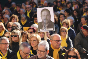 Un cartell d'Oriol Junqueras entre diversos concentrats en la protesta dels Avis i Àvies per la Llibertat de Reus en la concentració del 23 de desembre de 2017.