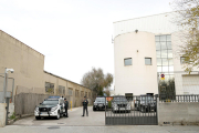 Agents i vehicles de la Guàrdia Civil a la seu d'Unipost, a l'Hospitalet de Llobregat