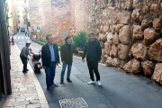 José Luis Martín, regidor; Jordi Ferré, de l'Associació de Veïns; i Josep Acero, durant la visita.