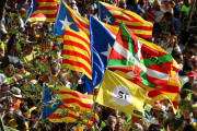 Diverses banderes estelades i senyeres, amb una bandera basca i una altra a favor del 'sí' a la independència.