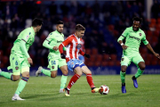 El migcampista del Lugo Juan Muñiz, en una jugada del partit de Copa d'aquest dimecres contra el Llevant.