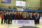 Al centre de la imatge, Joan Carles Navarro, capità del FC Barcelona Lassa, amb el títol de campió de la Lliga Catalana de Bàsquet. Els blaugrana van aconseguir el seu novè títol consecutiu.