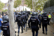 Agents de la policia espanyola marxant amb les urnes de l'IES Ronda de Lleida.